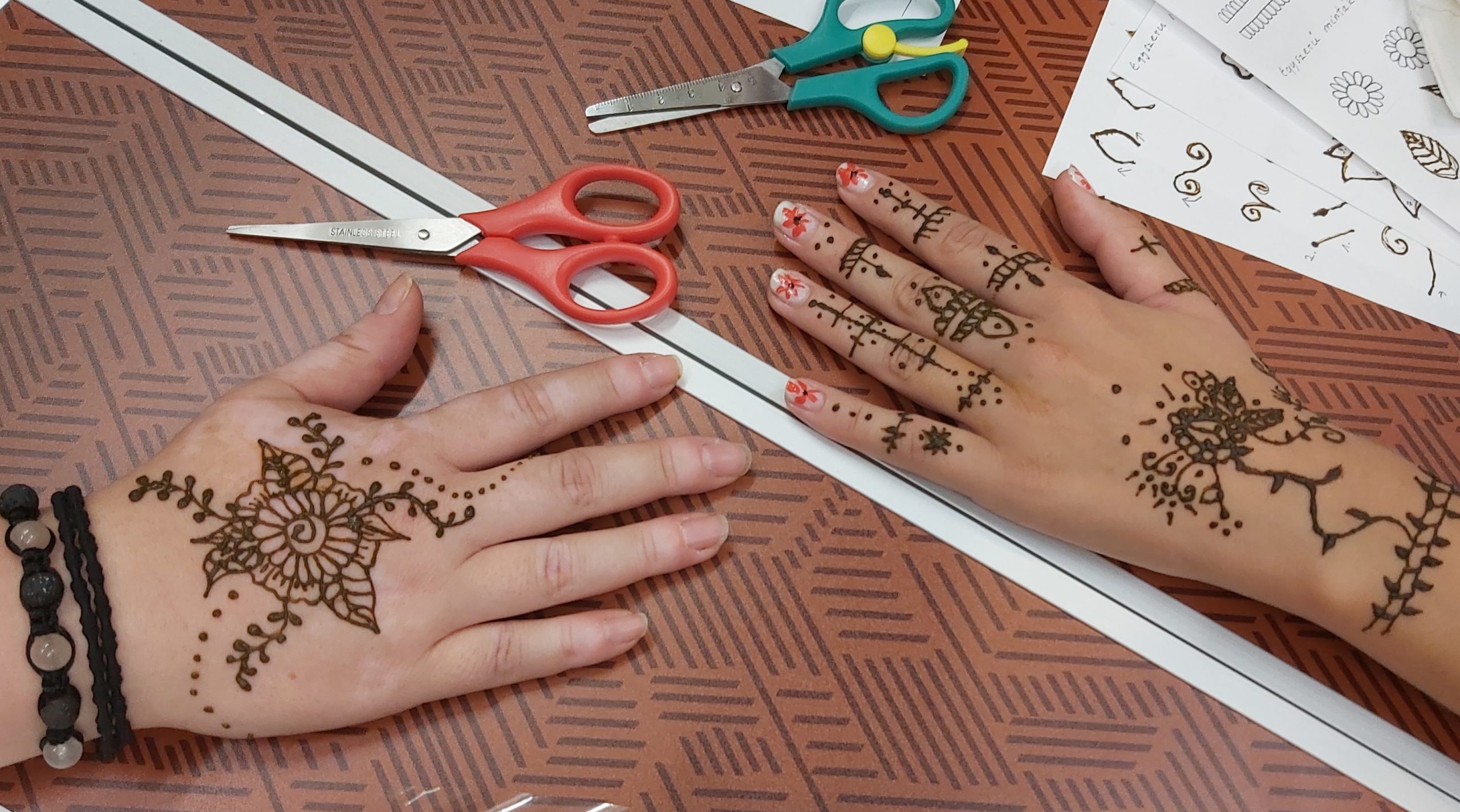 hennafestő workshop a Ficakban – első hennák