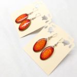 Kerámia lógó fülbevaló narancs-piros ovális 25 mm 2