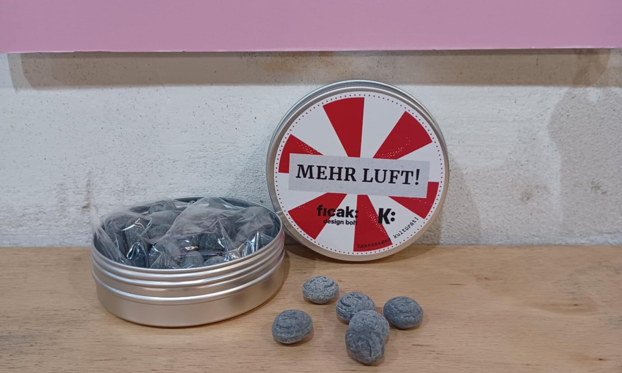 Mehr Luft! Egészséges kultúrát! Pemetefű köhögés elleni cukorka Mefisztóland köntösben, alumínium tégelyben. Ez is csak a ficak: design boltban kapható!